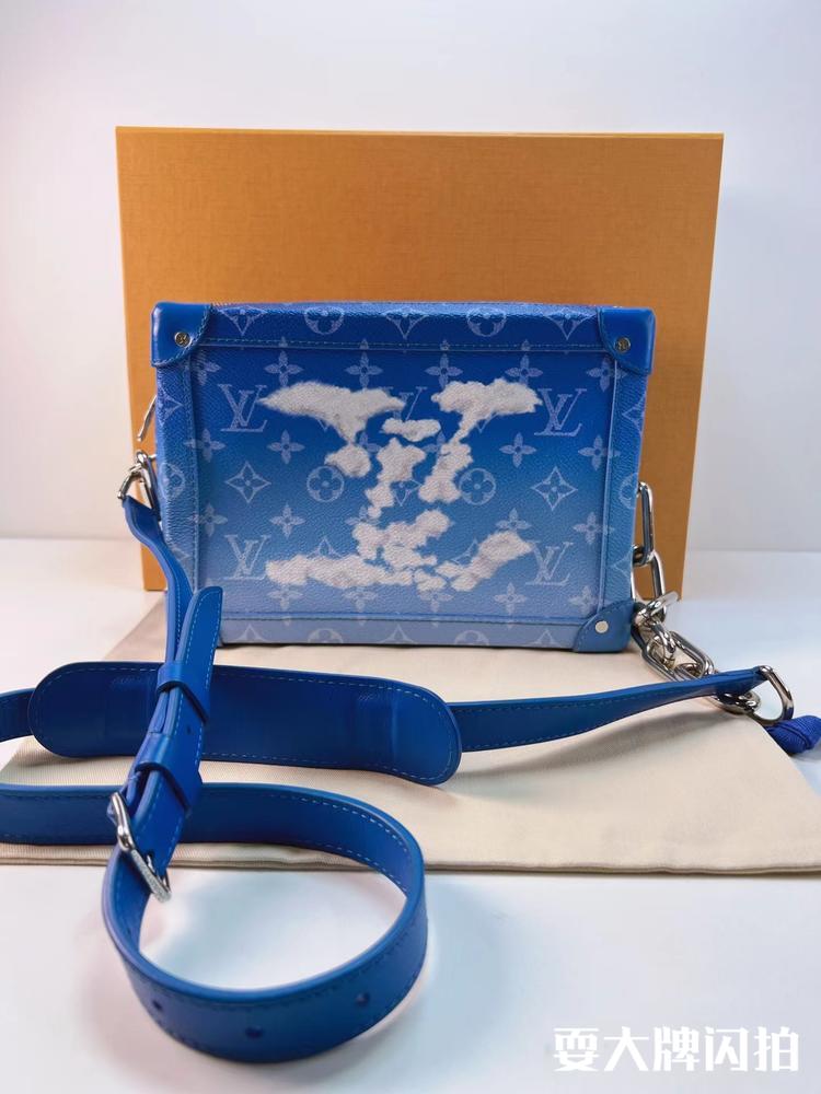 Louis Vuitton路易威登 限量款蓝天白云soft trunk软盒子包 LV限量款蓝天白云soft trunk软盒子包，清爽潇洒的蓝天白云涂鸦设计，上身非常开朗的气质，容量足够日常妥妥的，公价32000